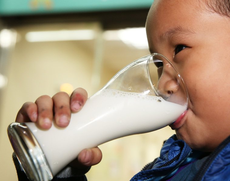 喝牛奶示意圖。聯合報系資料照／記者陳正興攝影