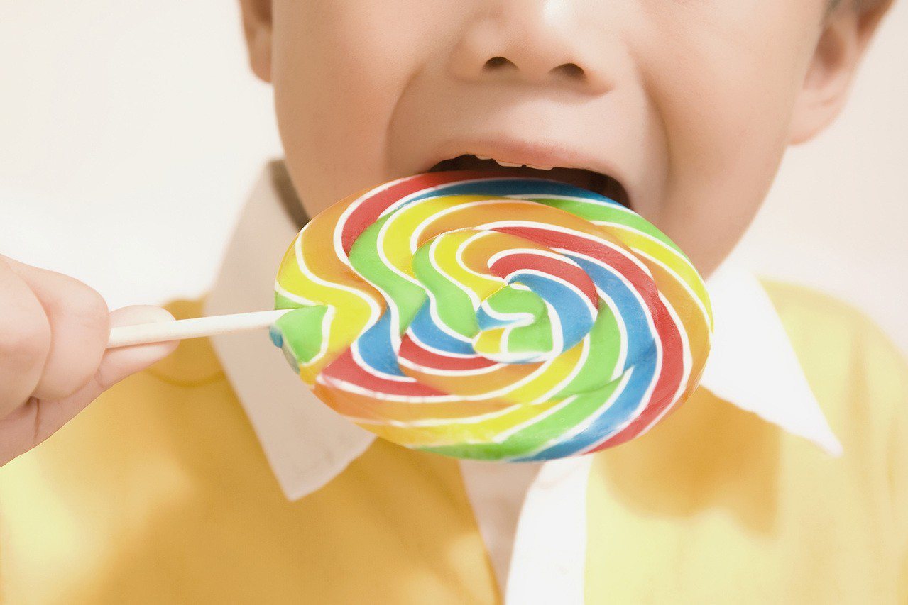 吃糖過量可能會影響兒童的生長激素分泌，尤其是睡前吃糖，可能會影響身高發育。