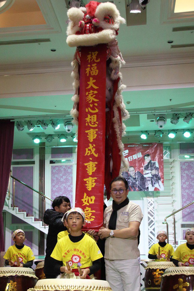聯合線上總經理孫志華(右)大讚小朋友們表演卓越。提供／聯合線上