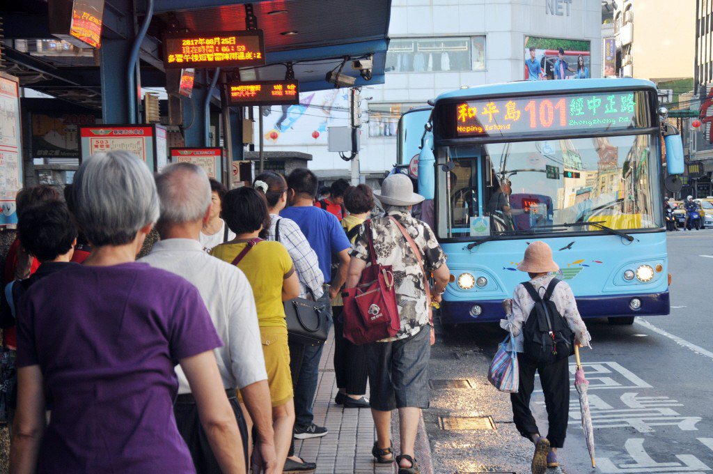 有良好公車路網與步行環境的生活圈，才能讓超高齡社會的家庭負擔減到最輕。 圖／聯合報系資料照
