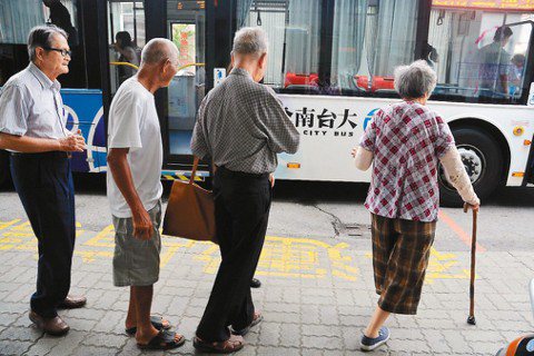 非都會區的高齡化對策：便於老人就醫的公車路網與步行環境