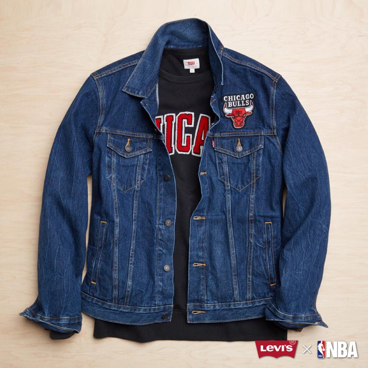 Levi's與NBA聯名系列牛仔夾克，公牛隊徽款，限量100件，約4,590元。圖／Levi's提供