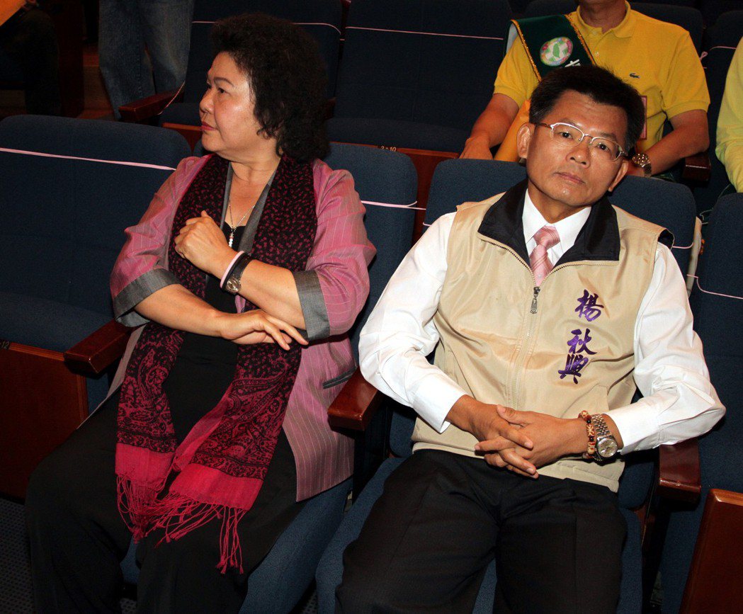 2010年高雄市長選舉，楊秋興（右）與陳菊（左）比鄰而坐，完全沒交談。 圖／聯合...