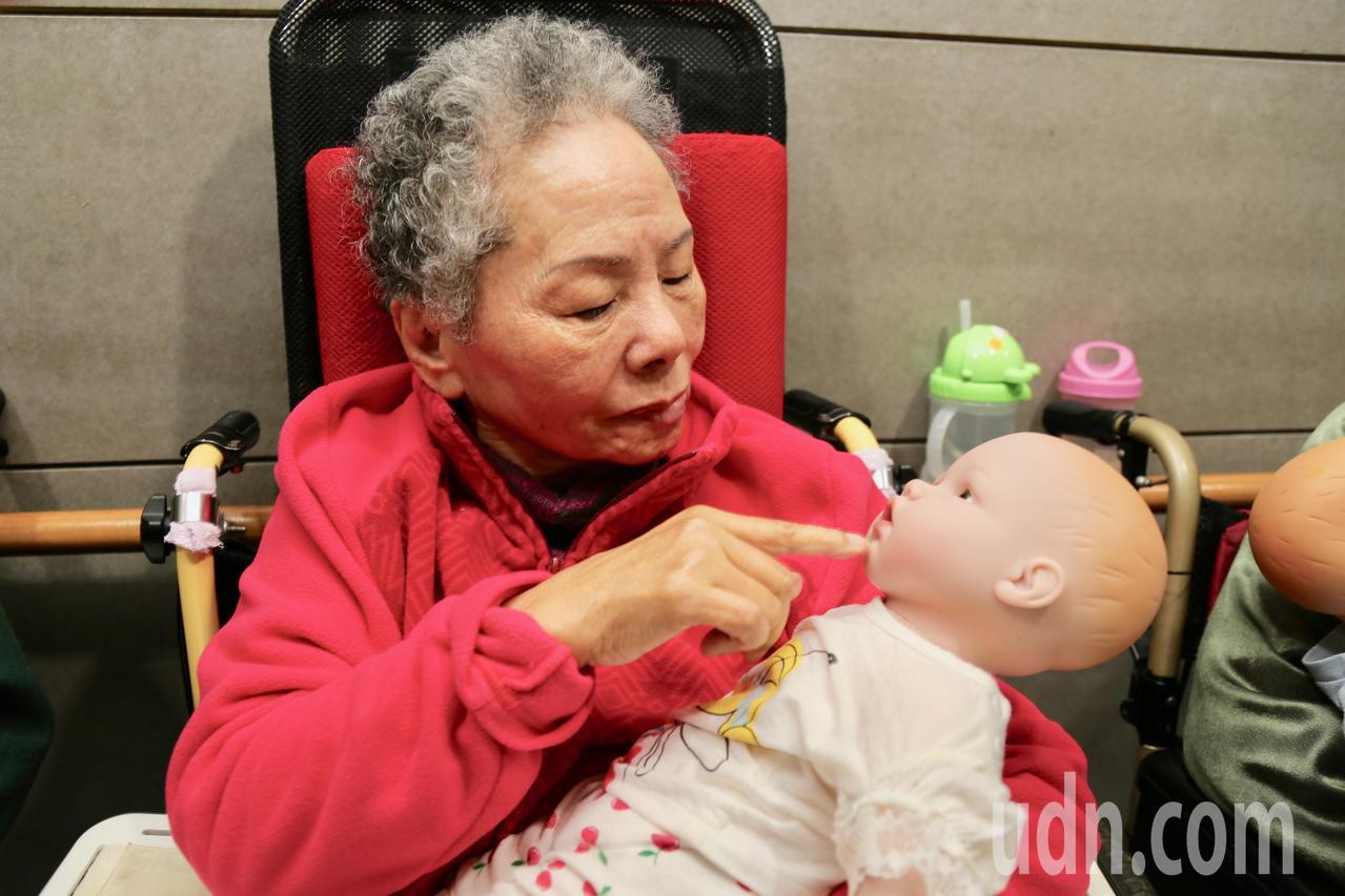 屬於懷舊型態的「娃娃治療」近年引進台灣，臨床治療師發現娃娃治療對阿嬤比對阿公有效果，因早期華人社會男性普遍較少親自照顧小孩。記者魏莨伊／攝影