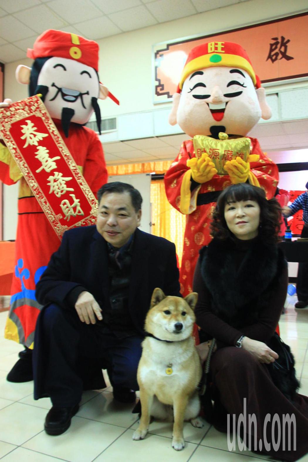 陳見賢今天也帶著愛犬「可可」亮相，這是今年黨部賀年卡的主角柴犬。記者郭政芬／攝影