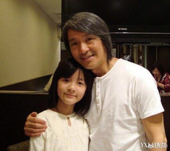 2008年拍長江七號的徐嬌（左）和恩師周星馳。圖／摘自微博