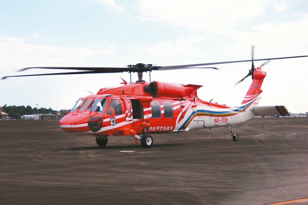內政部空勤總隊一架編號NA-706新購黑鷹直升機墜毀蘭嶼外海。 記者羅紹平／翻攝