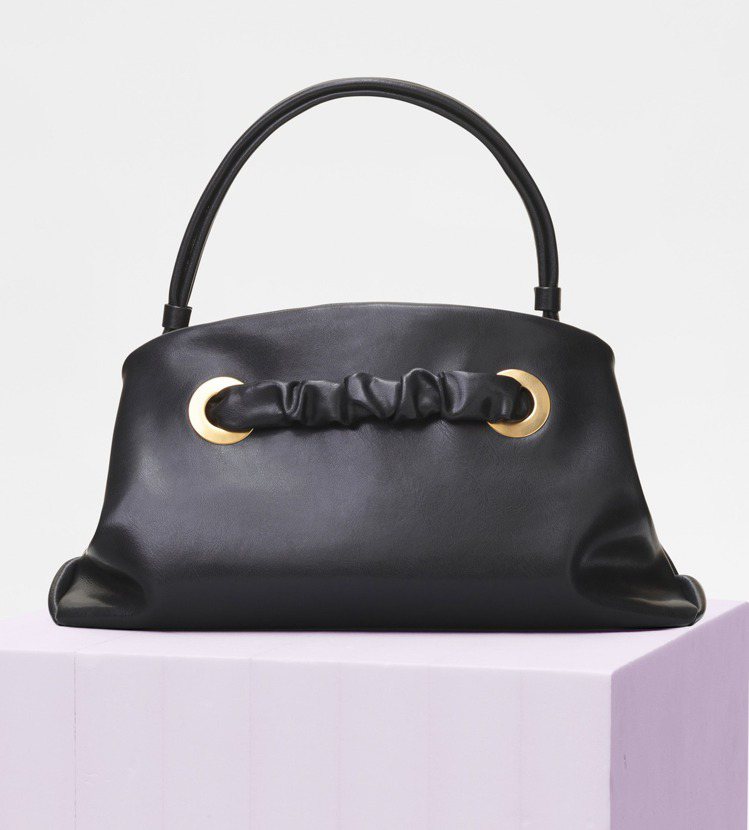 PURSE SMALL黝黑色小牛皮手提包，售價11萬5,000元。圖／CÉLINE提供