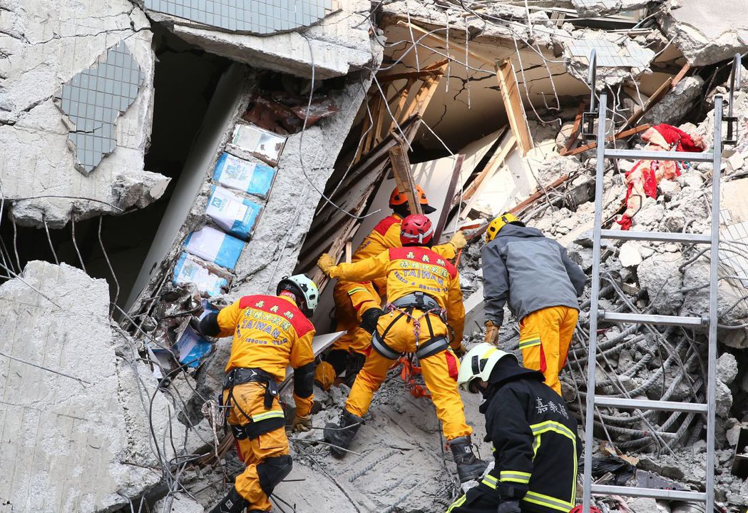 前年南台大震，搜救人員全力搶救，不放棄任何希望。 圖／聯合報系資料照片