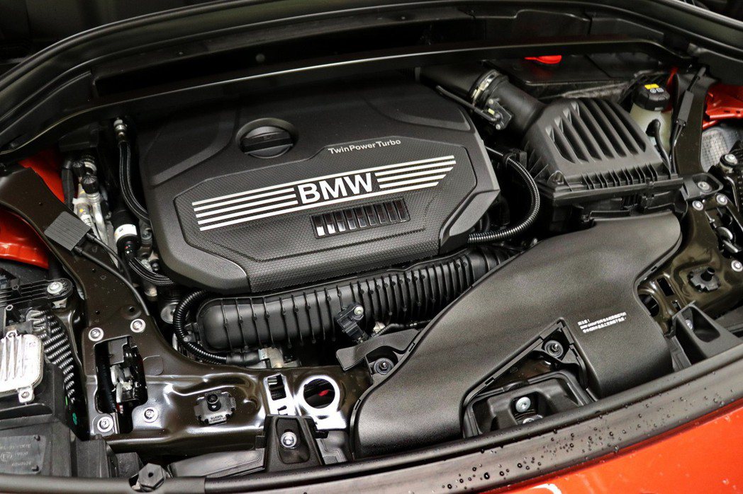 搭載BMW TwinPower Turbo直列四缸汽油引擎。 記者陳威任／攝影