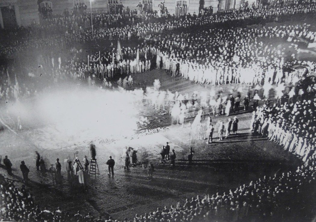 1933年5月10日，在今日柏林的倍倍爾廣場上，發生惡名昭彰的「柏林焚書」事件，...