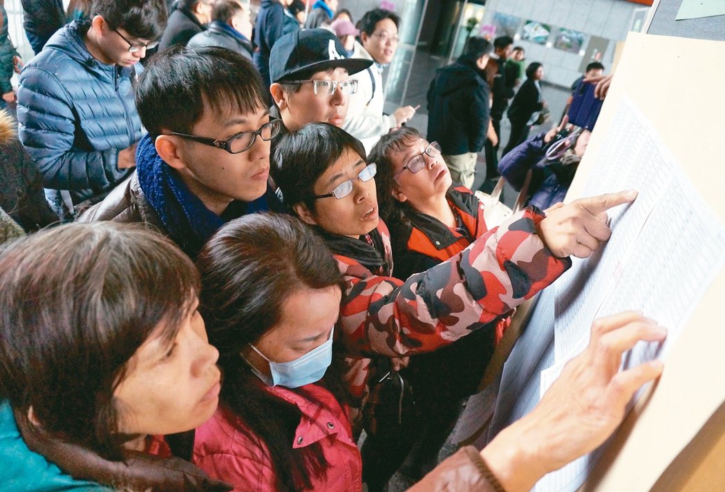 台中市首座社會住宅豐原安康社宅今早抽籤，中籤名單一公佈，群眾趕緊湧上前。 記者洪敬浤／攝影