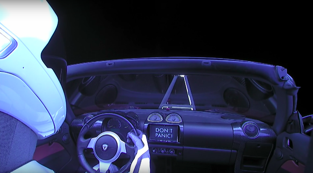 Tesla Roadster的螢幕上還有Don't panic字樣。 摘自 Sp...
