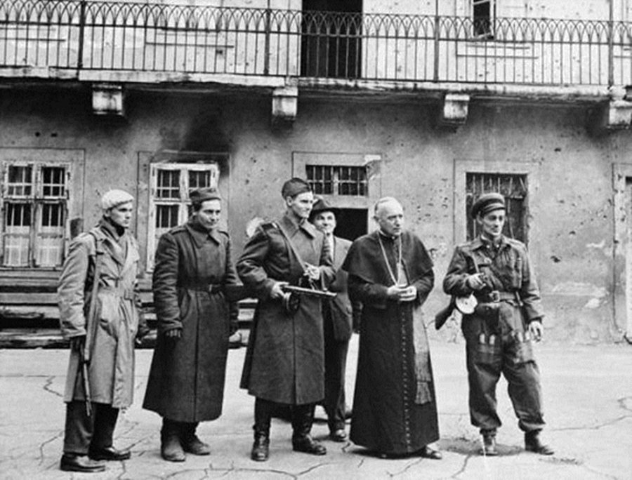 因反共而長期遭到迫害的匈牙利敏真諦樞機（右二）。圖為1956年匈牙利起義中，被反...