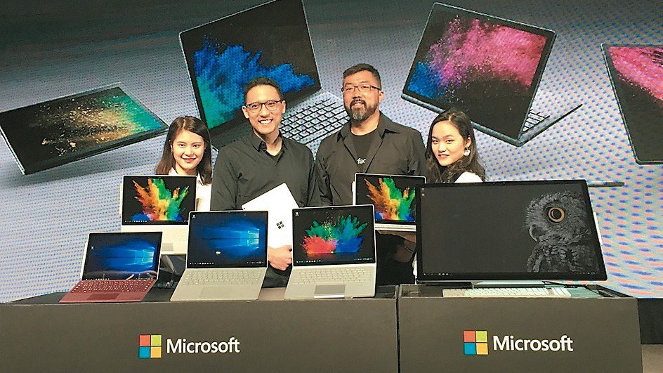 台灣微軟總經理孫基康(左二)宣布，微軟旗下Surface全產品線登陸台灣。 記者...