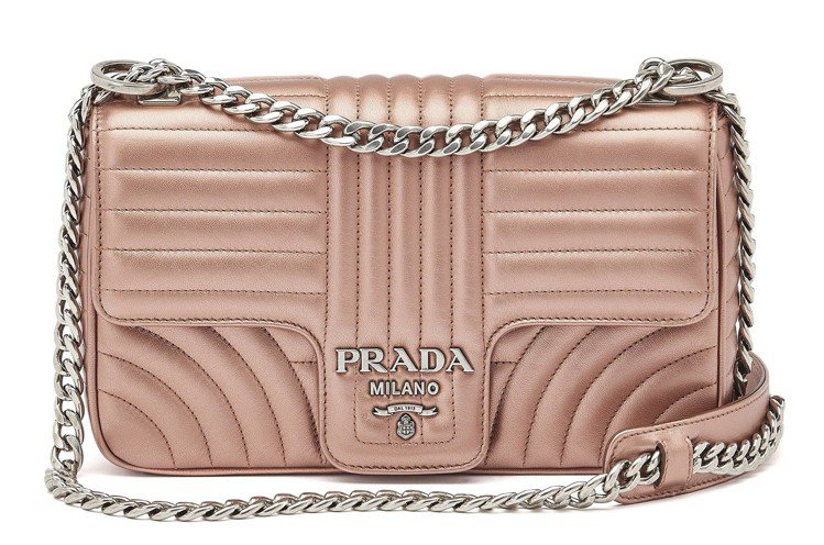 PRADA玫瑰金幾何車線金屬鍊袋包，售價56,500元。圖／PRADA提供