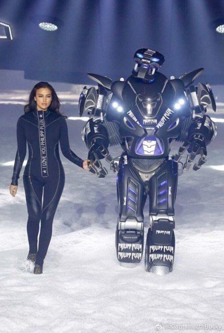 名模Irina Shayk牽著身上印有「Philipp Plein」的機器人出場...