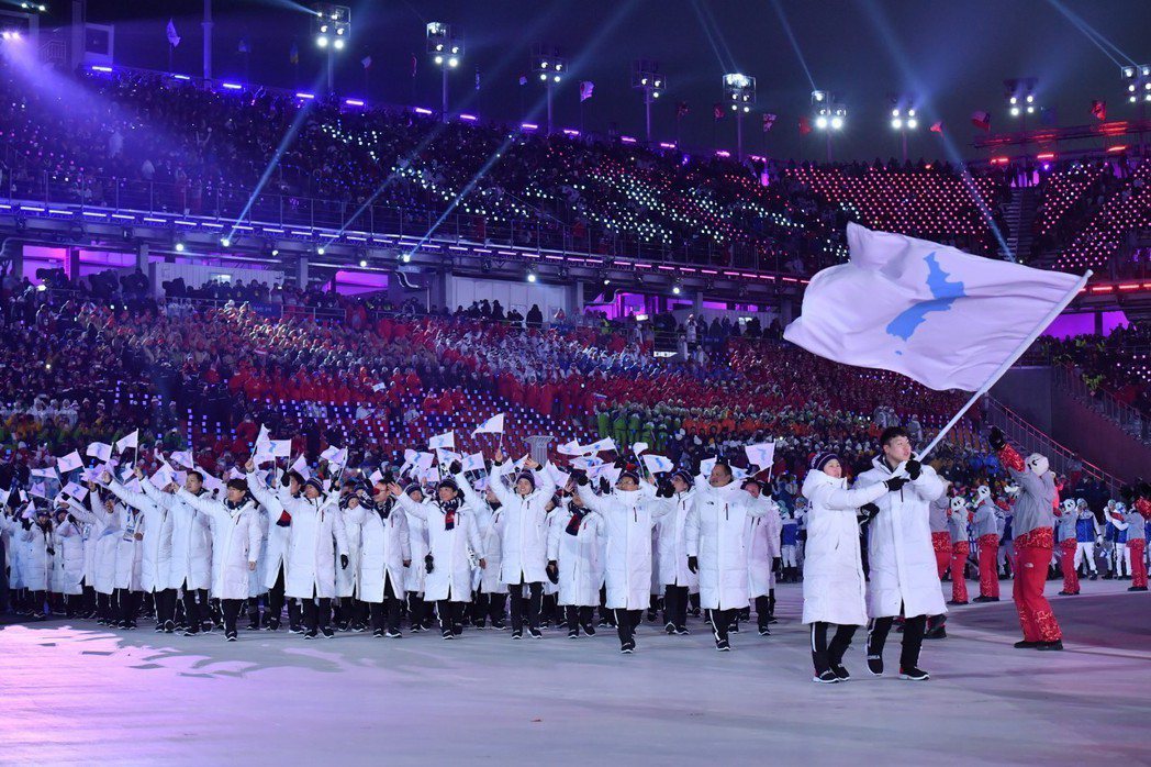 南北韓代表團在平昌冬奧開幕式上，共舉「朝鮮半島旗」入場。新華社資料照