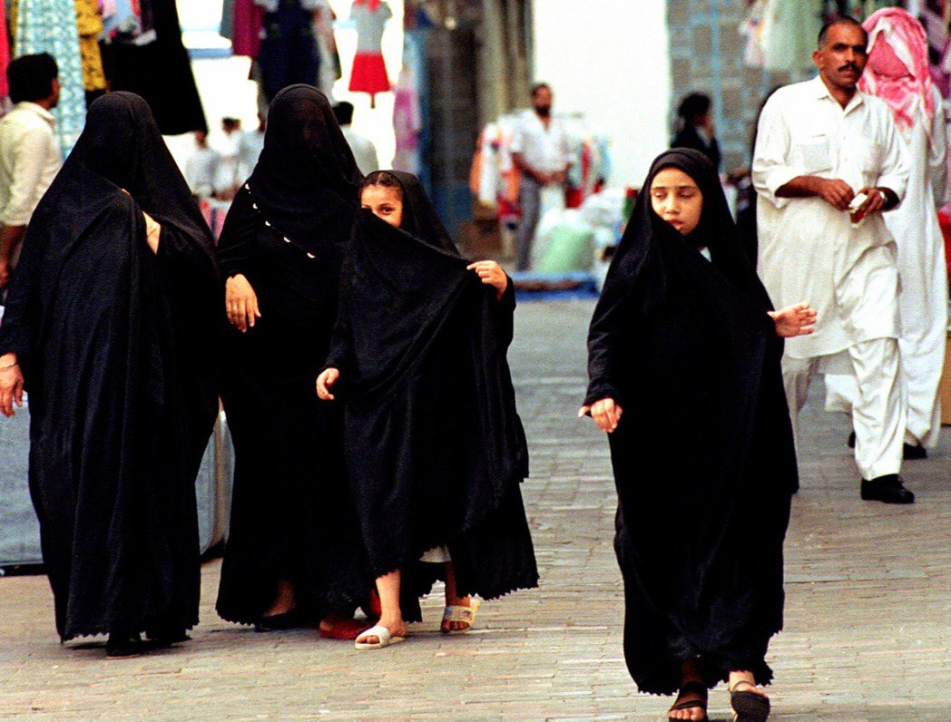 沙烏地阿拉伯最高宗教機構一名成員表示，沙國女性沒必要穿阿巴雅長袍。美聯社