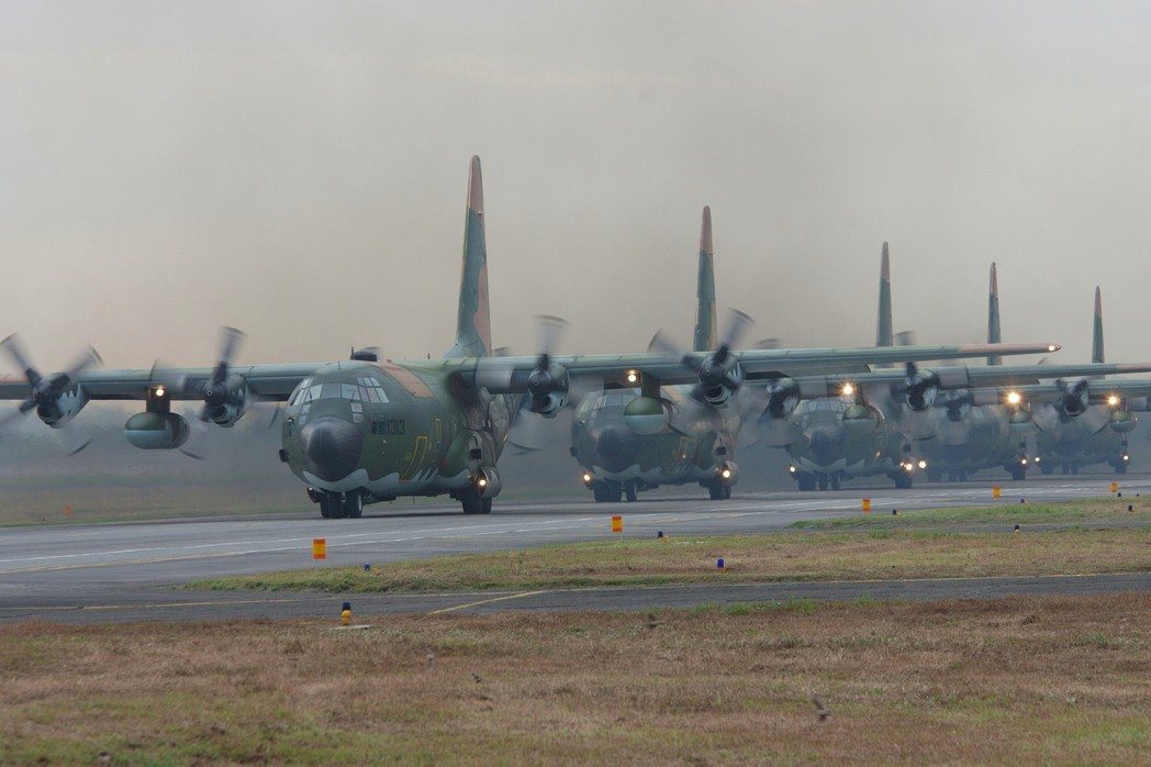 M503事件導致小三通人數可能暴增，軍方因此將調度6架以上C-130運輸機待命支援疏運。圖／聯合報系資料照片