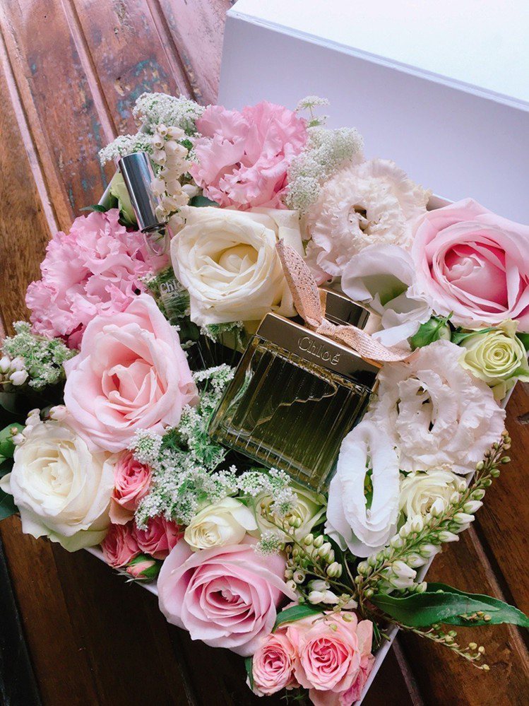 Chloe香氛今年首度推出限量玫瑰鮮花禮盒，售價5,200元。圖／科蒂精品提供
