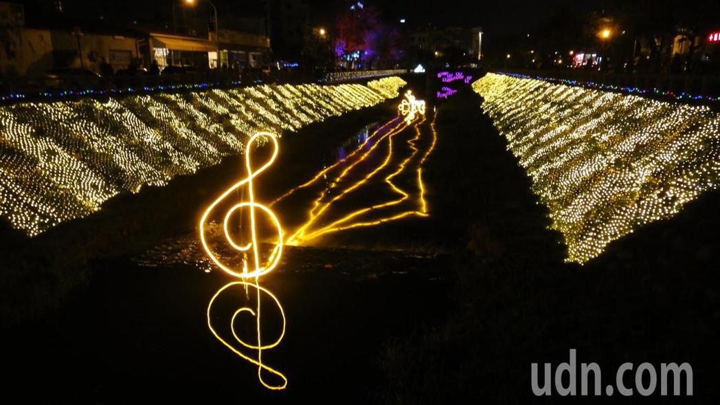 「聽！萬年溪的歌唱」燈飾，大大的音符彷彿為萬年溪進行演奏，網友分享可從中間偏右來取景。記者蔣繼平／攝影