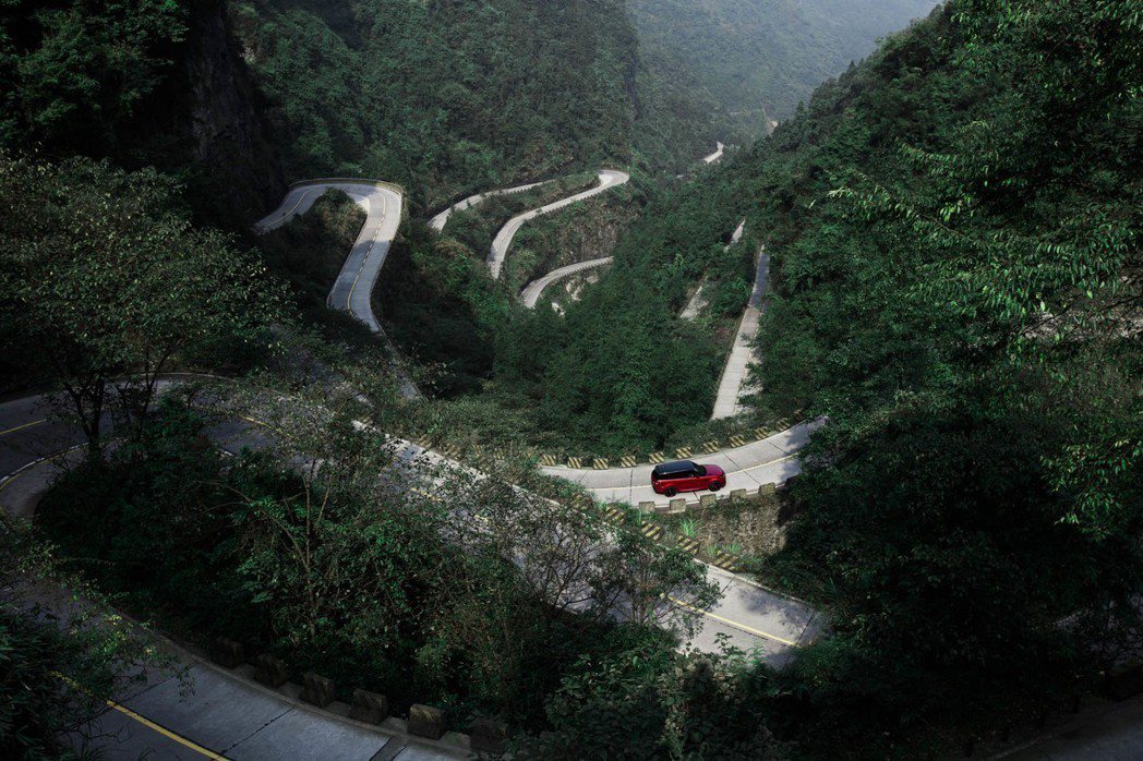 山路蜿蜒 有如一條龍盤踞在山上。 摘自Land Rover