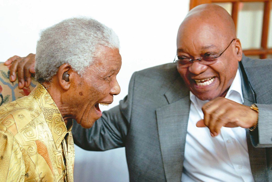 剛下台的南非總統祖馬（右）曾追隨曼德拉（左）革命，推翻種族隔離制度，圖為二○一○...