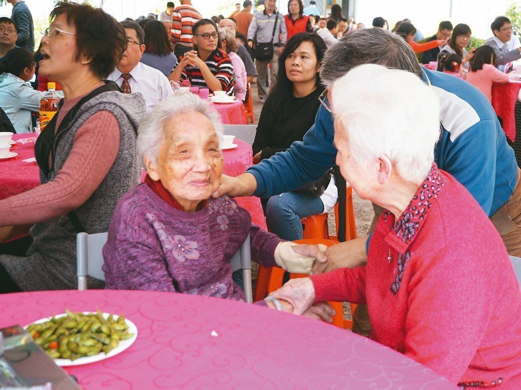 台中市太平張家每年初二舉辦娘家宴，一百歲阿嬤張楊嬌娥（左）和六百多名親友同樂。 記者喻文玟／攝影