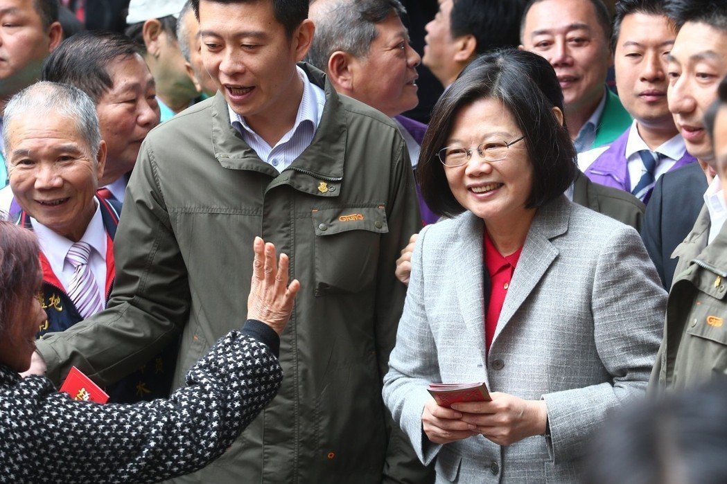 蔡英文總統（右）發放紅包。記者王騰毅／攝影
