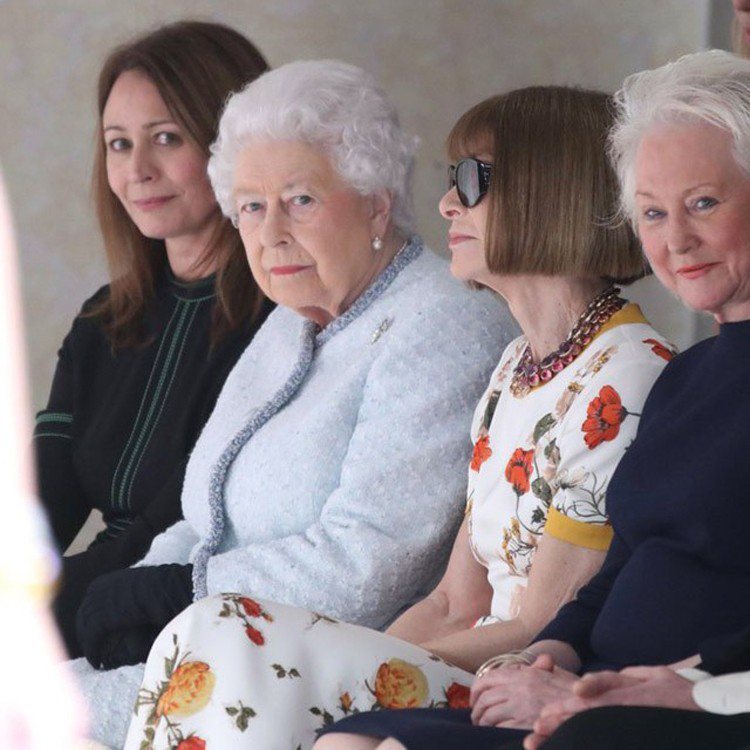 英國女王伊莉莎白二世與時尚女王安娜溫圖同框看秀。圖／擷取自IG