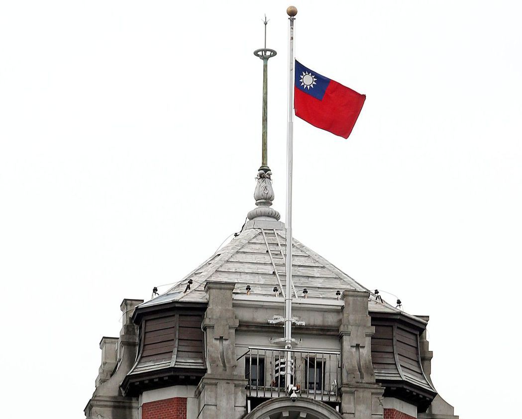 2016年2月15日總統府下半旗，悼念在南台灣強震116名罹難者。圖／聯合報系資...