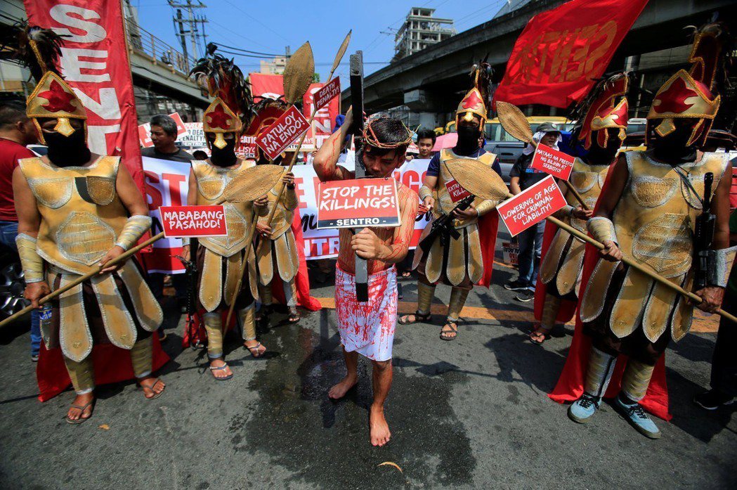 2017年4月，菲律賓抗議者以耶穌受難的裝扮，抗議菲國政府在「反毒戰爭」中不人道的掃蕩及殺戮行為。 圖／路透社