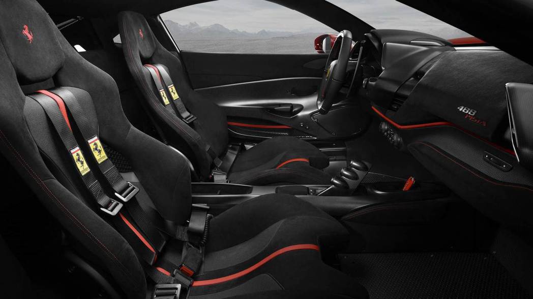 配置兩張筒形賽車座椅與4點式安全帶。 摘自Ferrari