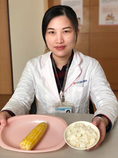 光田醫院營養師蔡慧君解說1根水煮玉米，和1碗8分滿白飯熱量相當。圖／光田醫院提供