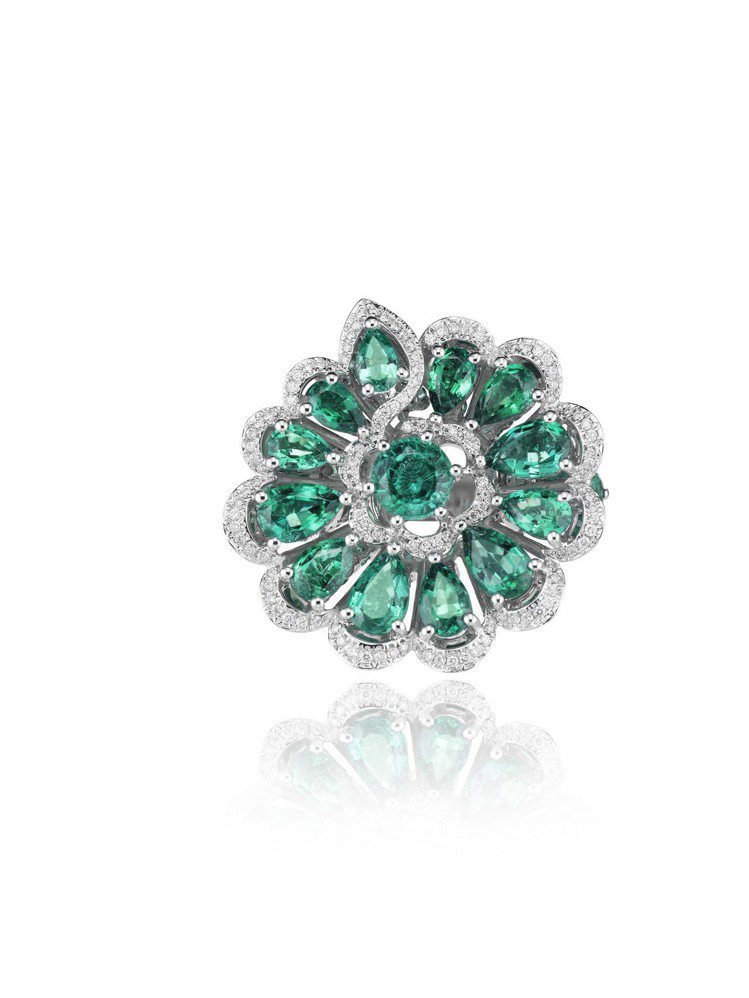 Octavia Spencer配戴蕭邦的花卉造型頂級祖母綠耳環和戒指。圖／蕭邦提供