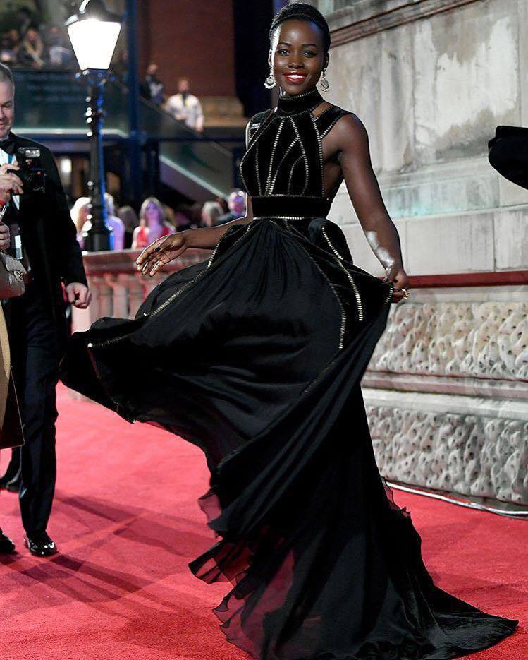 Lupita Nyongo穿著Elie Saab黑色禮服搭配民俗風的Sanjay Kasliwal的白色珍珠鑽石耳環。圖／擷取自IG