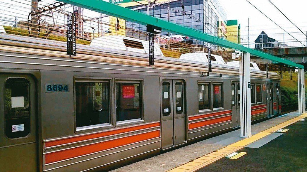 台鐵想參考使用的日本升降式月台門，最快今年在百福等通勤車站試辦。 圖／台鐵局提供