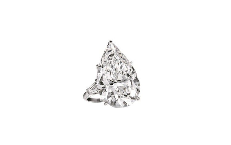 瑪格羅比配戴的海瑞溫斯頓水滴形切工鑽石戒指。圖／海瑞溫斯頓提供
