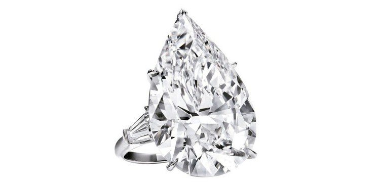 瑪格羅比出席BAFTA紅毯配戴的海瑞溫絲頓Winston Cluster系列水滴形切工鑽石戒指。圖／海瑞溫斯頓提供