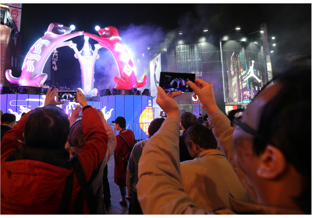 台北燈節主燈幸福魔力狗昨天晚間在西門商圈試燈，吸引不少民眾。 記者許正宏／攝影