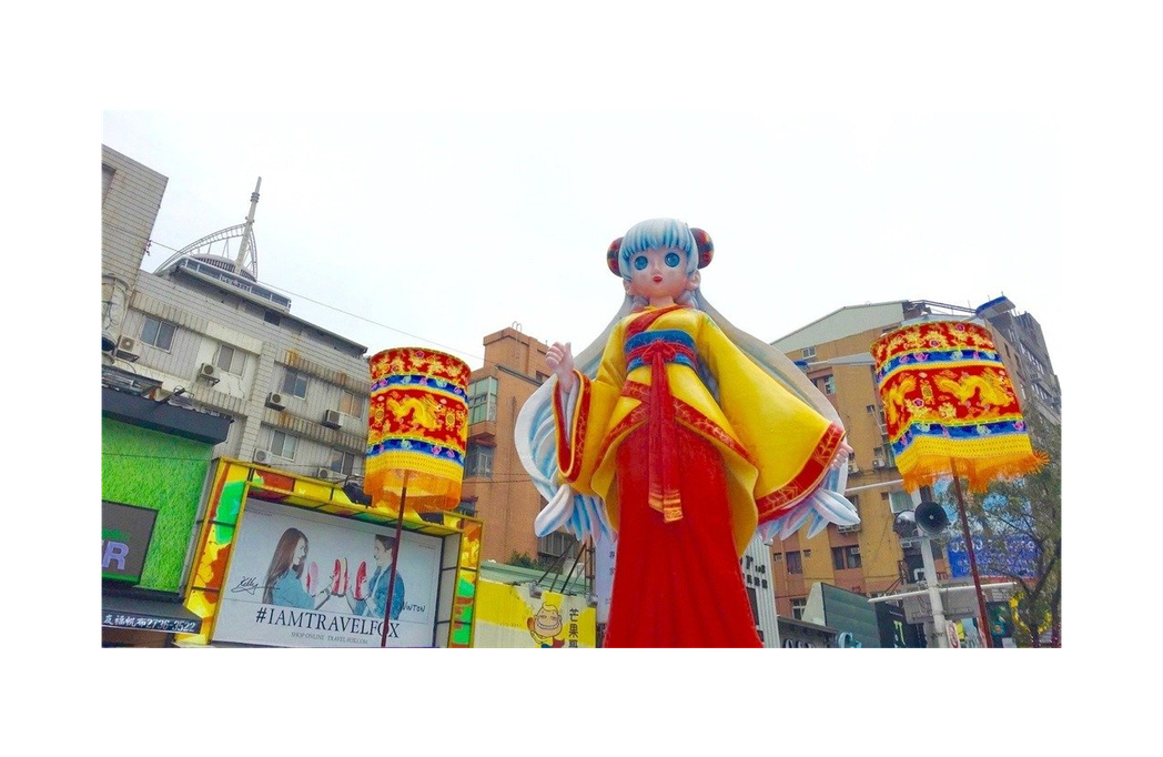 去年台北燈節「西城嘉年華大遊行」的林默娘花燈，被網友批評好醜、媽祖變鬼娃、眼睛是...