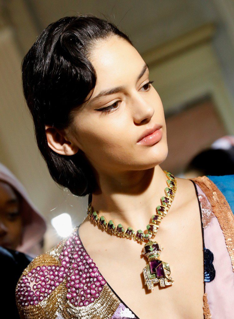 Pucci秀上女模配戴BVLGARI Heritage典藏系列紫水晶與琺瑯鑽石項鍊，展現非凡氣勢。圖／BVLGARI提供