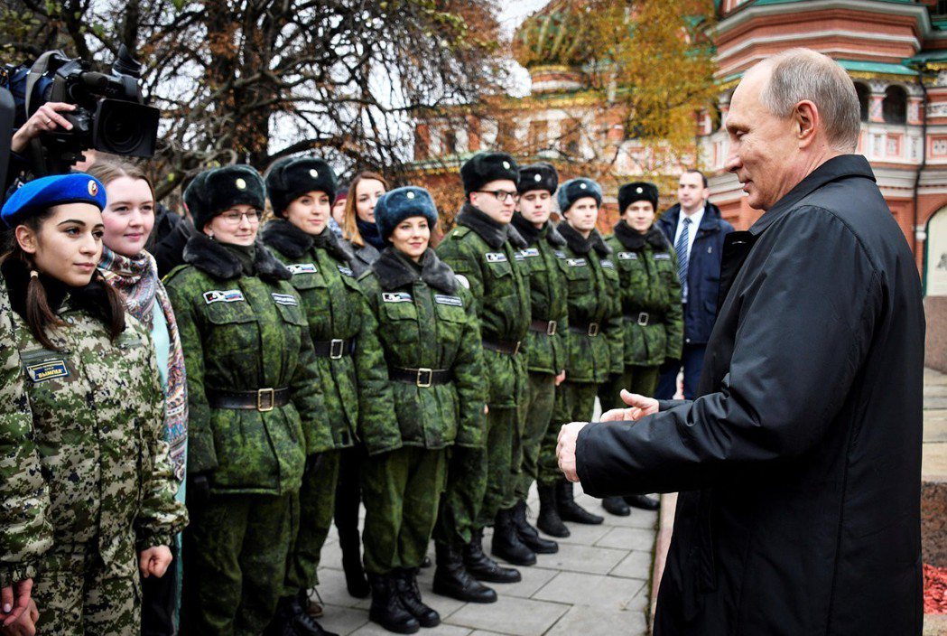普亭去年11月在莫斯科紅場會見年輕的軍校學生。 (路透)
