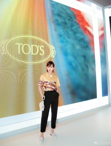品牌大使劉詩詩出席Tods於米蘭發表的2018秋冬服裝秀。圖／取自微博