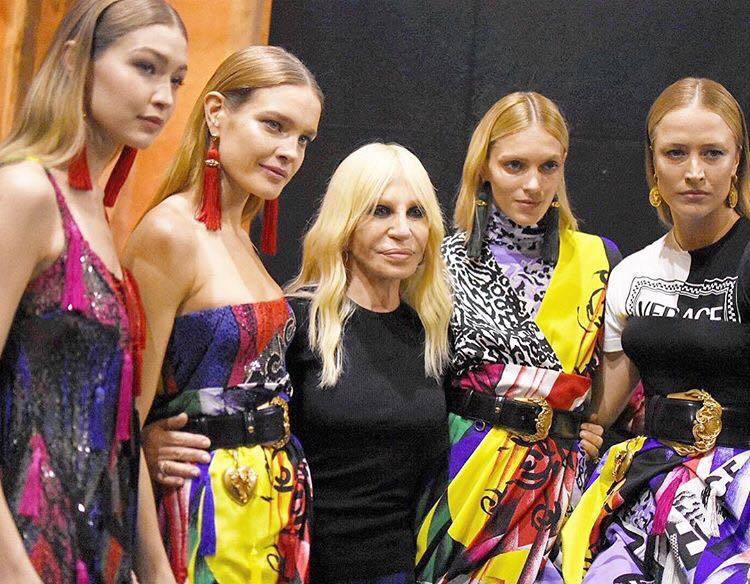 Donatella Versace與名模們秀後合影。圖／取自IG @donatella_versace