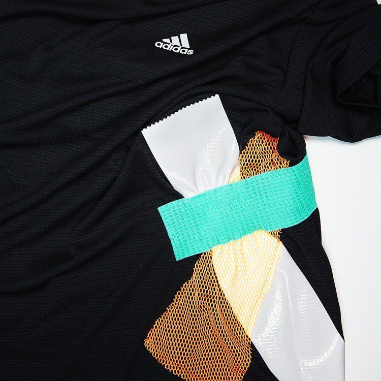 adidas by Kolor系列黑色貼布裝飾T恤，約2,280元。圖／onefifteen初衣食午提供