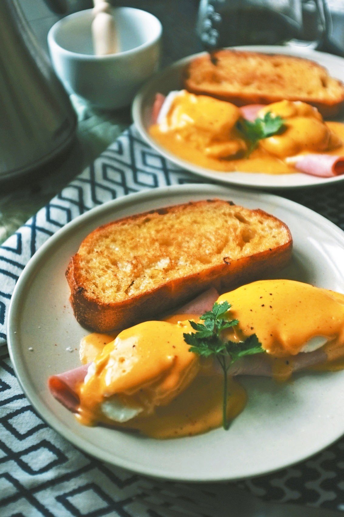 班尼迪克蛋 Egg Benedict
好吃的班尼迪克蛋有兩個關鍵––有個性的荷蘭醬與半熟的水波蛋。