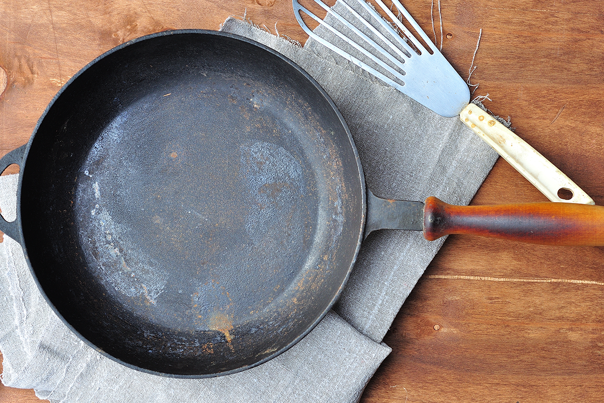 近年流行的鑄鐵鍋，的確是烹飪許多食物的好選擇。它受熱均勻、保溫效果佳，能留住食物的美味，也能直接從爐灶進烤箱。但有些食物並不適合使用鑄鐵鍋。