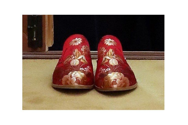 伊凡卡23日前往青瓦台赴宴，韓方為她準備了一雙漂亮的紅色繡花拖鞋。圖／歐新社